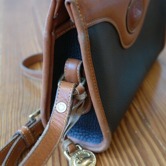 Vintage DOONEY & BOURKE Dark Blue Tan Leather Classic Zip Top Shoulder Bag - Picture 5 of 13